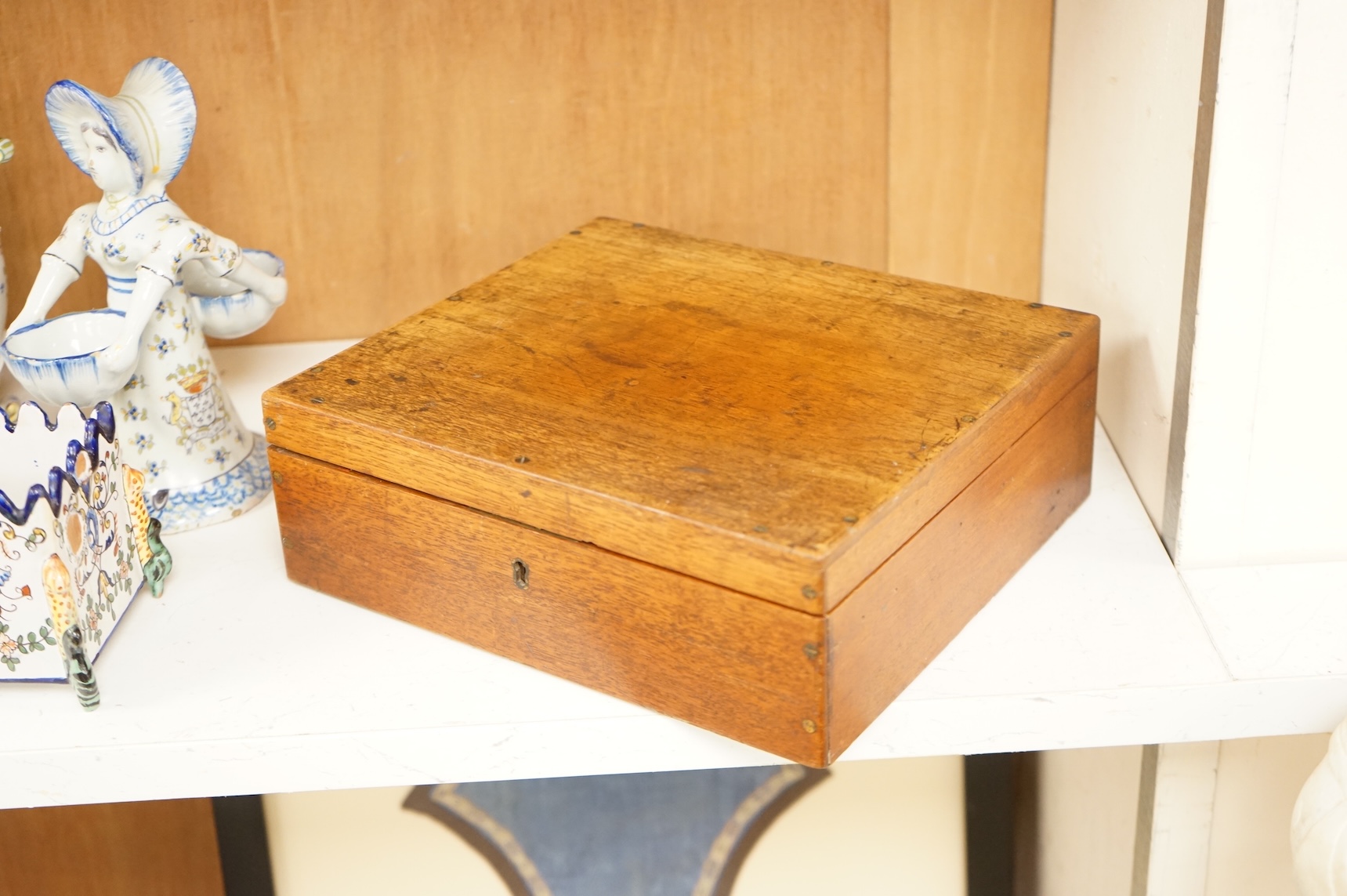 A 20th century Reeves and Sons Ltd artists box with ceramic palette and the remains of paint, 25cm wide